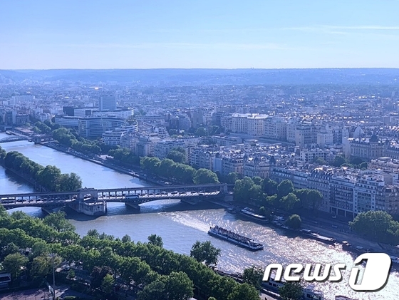 에펠탑 전망대에서 바라본 파리 풍경© 뉴스1