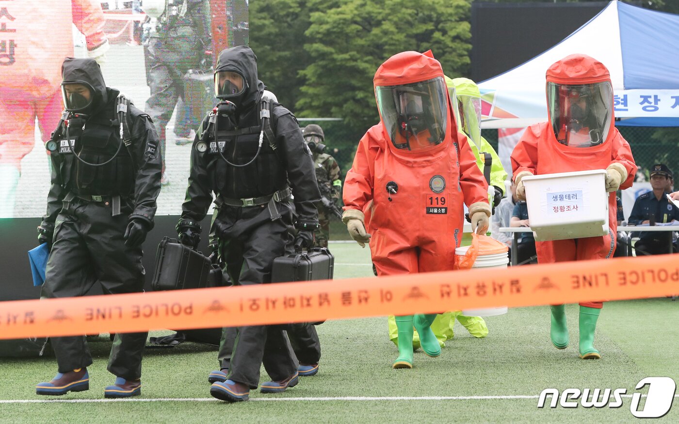 본문 이미지 - 지난 2019년 생물테러감염병인 탄저균 확진환자가 발생한 상황을 가정해 훈련을 진행하고 있는 모습. 2019.5.27/뉴스1 ⓒ News1 허경 기자