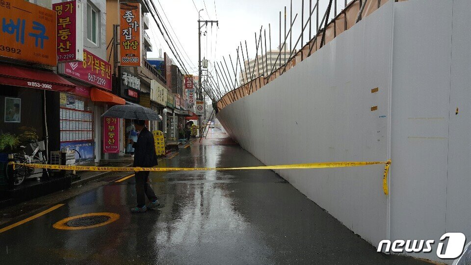 본문 이미지 - 27일 오후 1시10분쯤 부산 연제구 연산동 행복주택 공사장 외벽 펜스가 일부 파손돼 바깥으로 기울었다. 사고 현장에 외벽 펜스가 사선으로 기울어진 모습.(부산지방경찰청 제공)ⓒ 뉴스1