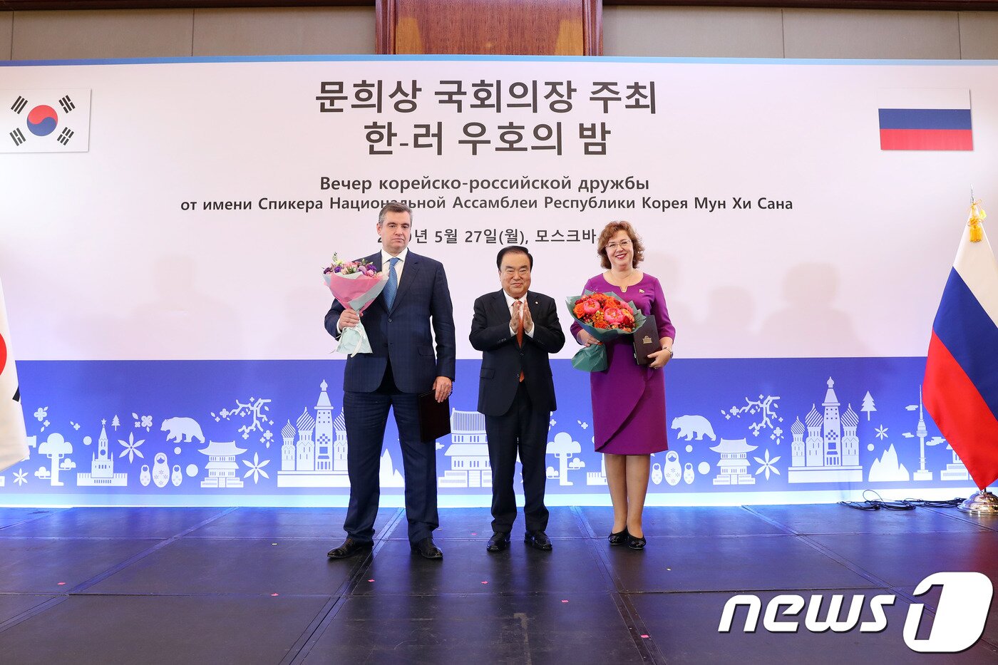 본문 이미지 - 문희상 국회의장이 27일(현지시간) 러시아 모스크바 롯데호텔에서 열린 한러 우호의밤 행사에서 올가 예피파노바  하원부의장 겸 러-한의원협력그룹 회장(맨 오른쪽)과 레오니드 슬로츠키 하원외교위원장에게 감사패를 전달한 뒤 기념촬영을 하고 있다. <국회의장실 제공>ⓒ 뉴스1