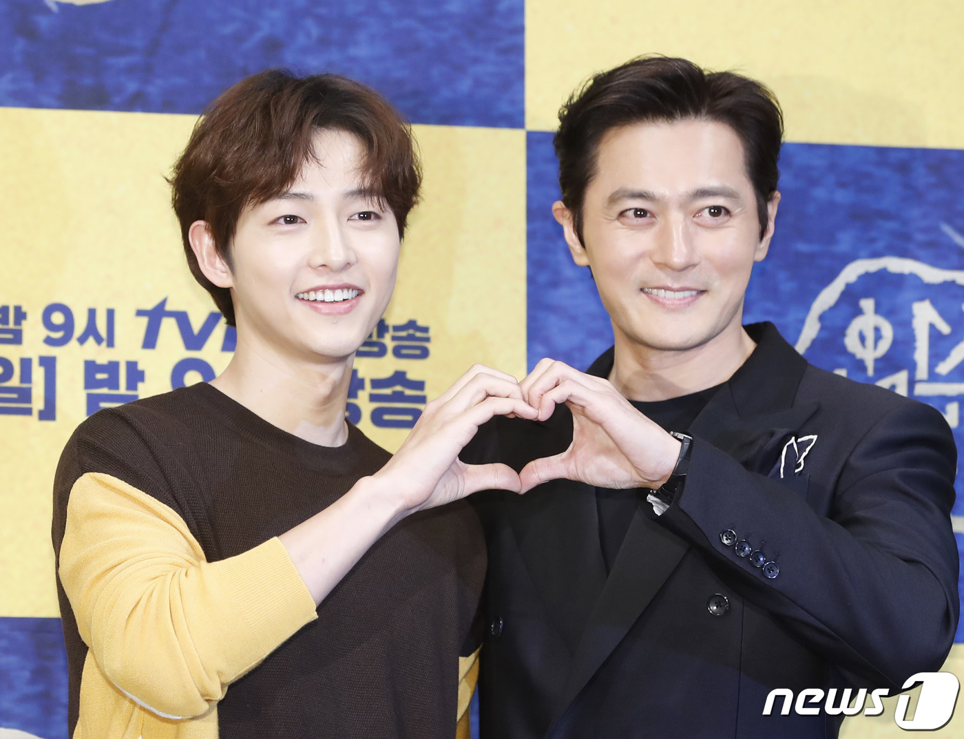 (서울=뉴스1) 권현진 기자 = 배우 송중기, 장동건(오른쪽)이 28일 서울 강남구 임피리얼팰리스 호텔에서 열린 tvN 새 주말드라마 '아스달 연대기' 제작발표회에 참석해 포즈를 …