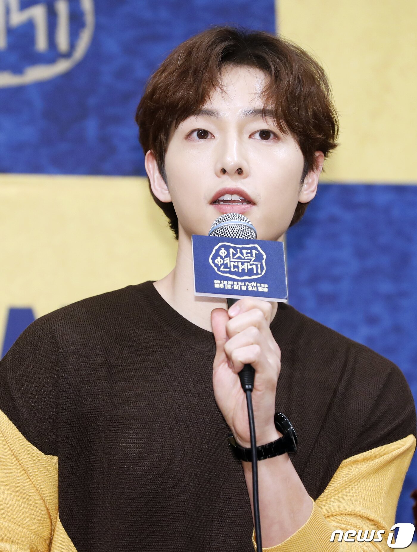 본문 이미지 - 배우 송중기가 28일 서울 강남구 임피리얼팰리스 호텔에서 열린 tvN 새 주말드라마 '아스달 연대기' 제작발표회에 참석해 인사말을 하고 있다. '아스달 연대기'는 태고의 땅 '아스'에서 서로 다른 전설을 써가는 영우들의 운명적 이야기를 그린 작품이다. 2019.5.28/뉴스1 ⓒ News1 권현진 기자