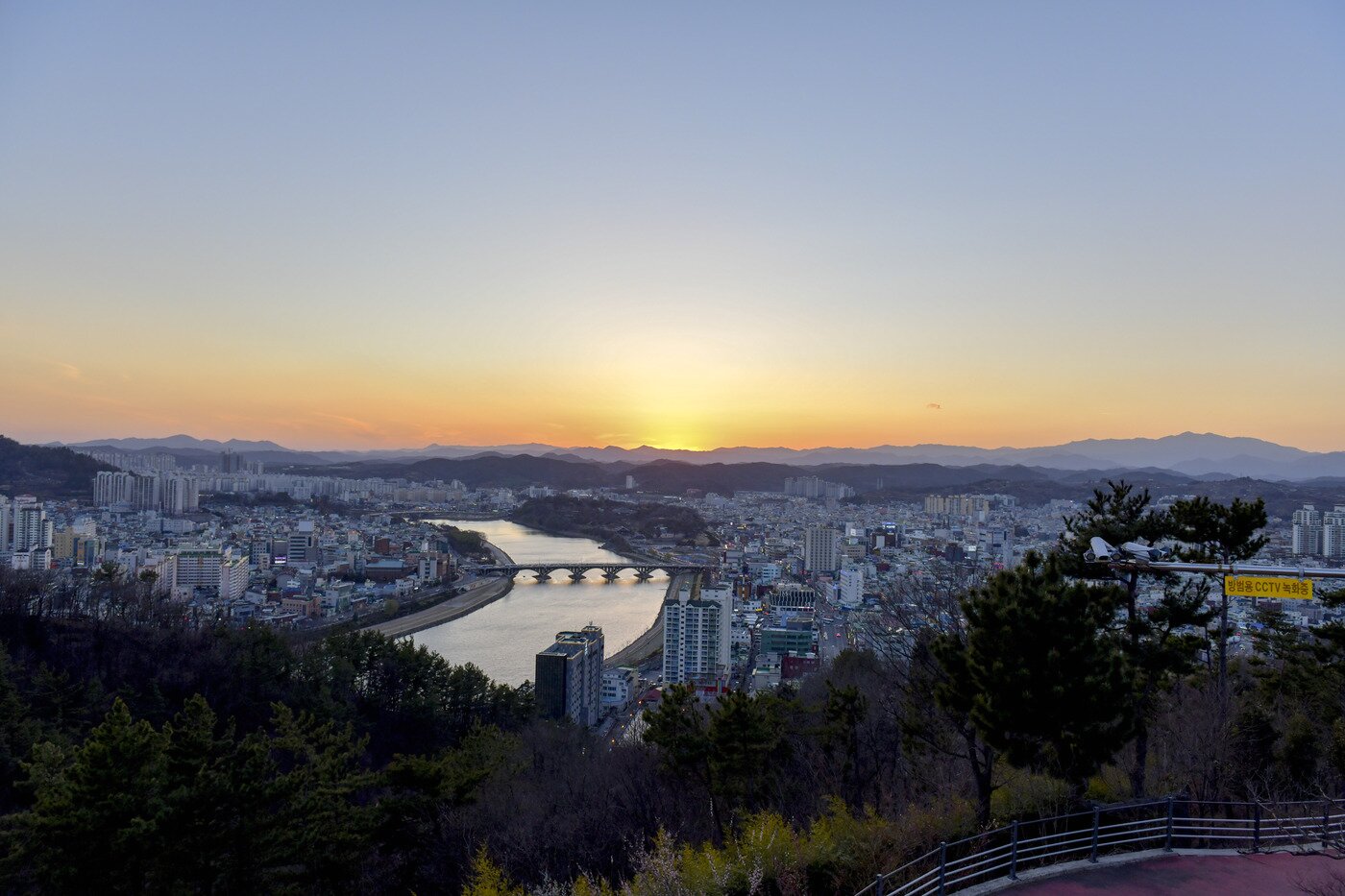 본문 이미지 - 선학산전망대에서 본 지리산 일몰