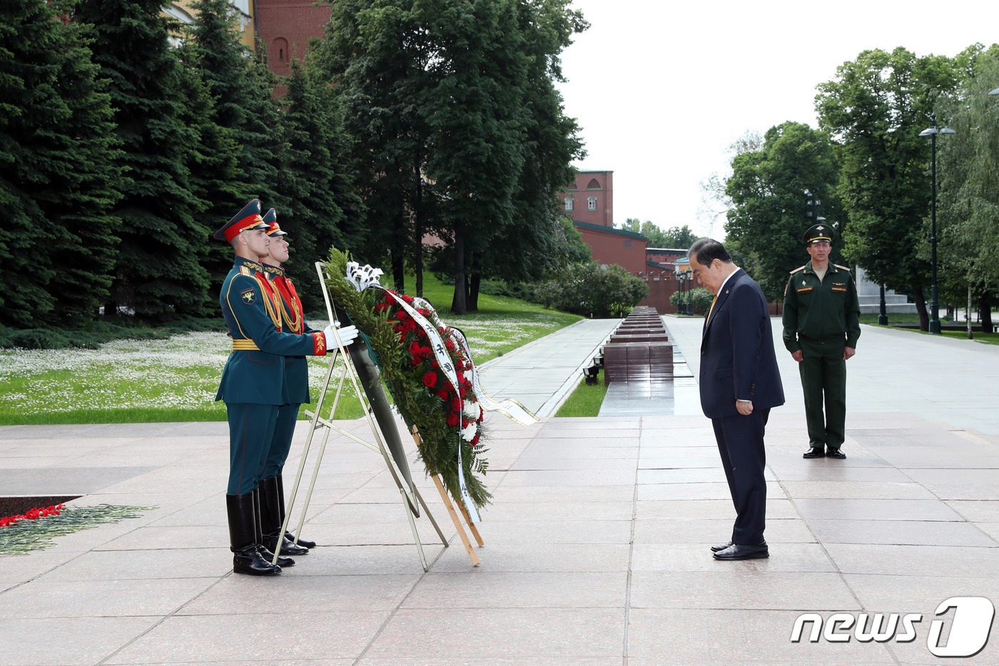 (서울=뉴스1) = 문희상 국회의장이 28일(현지시간) 오전 러시아 모스크바 무명용사의 묘를 찾아 헌화하고 있다. (국회 제공)2019.5.28/뉴스1