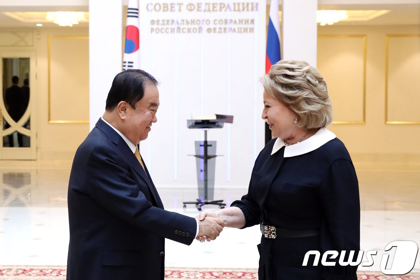 본문 이미지 - 문희상 국회의장과 발렌티나 이바노브나 마트비엔코 러시아 상원의장이 28일(현지시간) 오후 러시아 모스크바 상원에서 만나 악수를 나누고 있다.<국회의장실 제공>ⓒ 뉴스1
