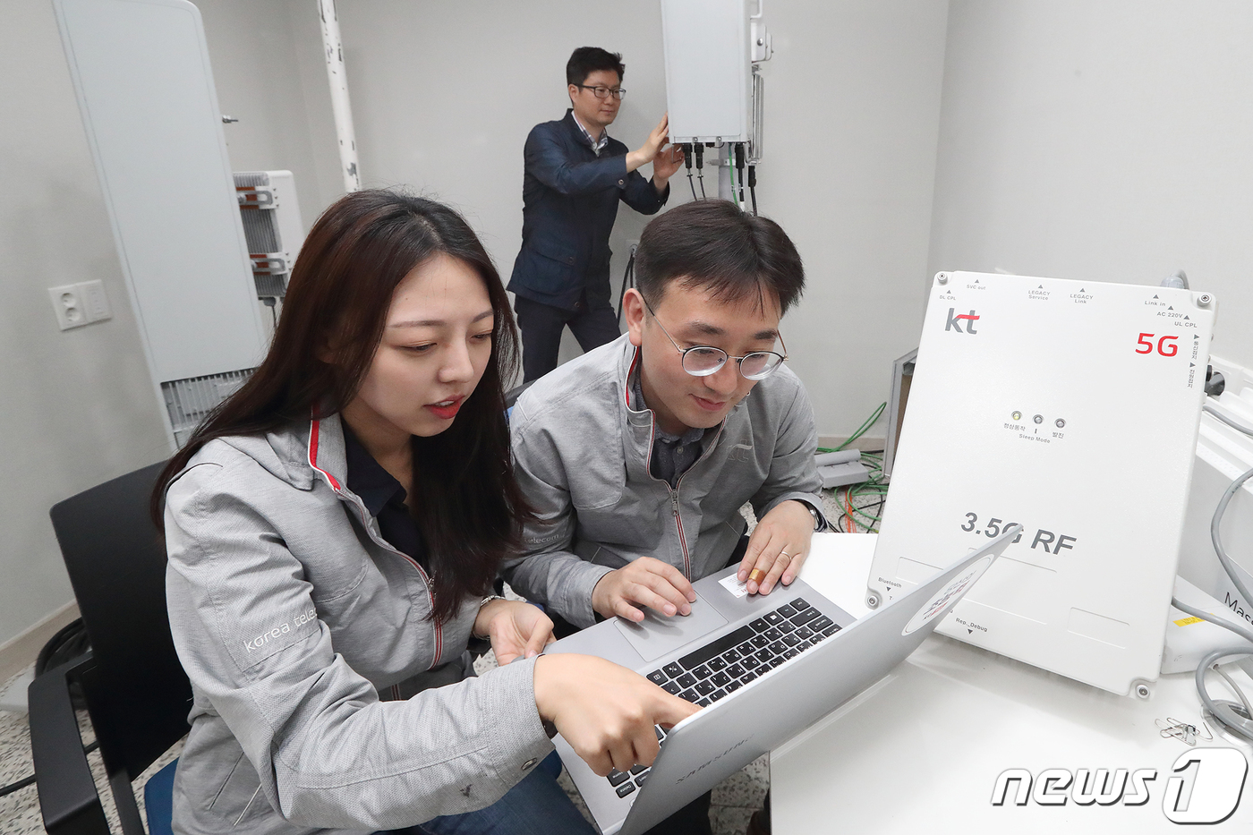 (서울=뉴스1) = KT는 5세대(5G) 이동통신 신호도달범위(커버리지)를 확대해주는 '5G RF 중계기'를 개발하고 상용망 연동을 완료했다고 29일 전했다.RF 중계기는 소형 빌 …