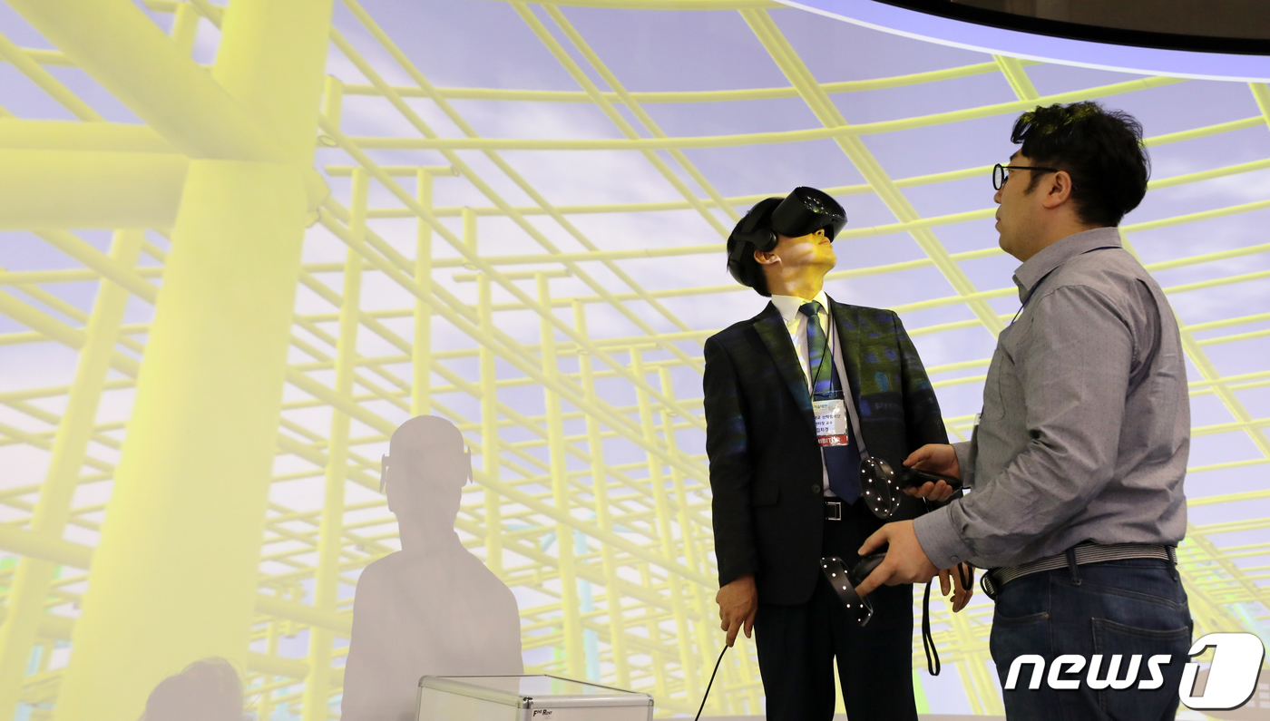 (고양=뉴스1) 안은나 기자 = 29일 경기 고양시 일산서구 킨텍스에서 열린 2019 국토교통기술대전에서 김치경 단국대학교 산학협력단 부센터장과 허석재 연구원이 3차원 디지털 설계 …