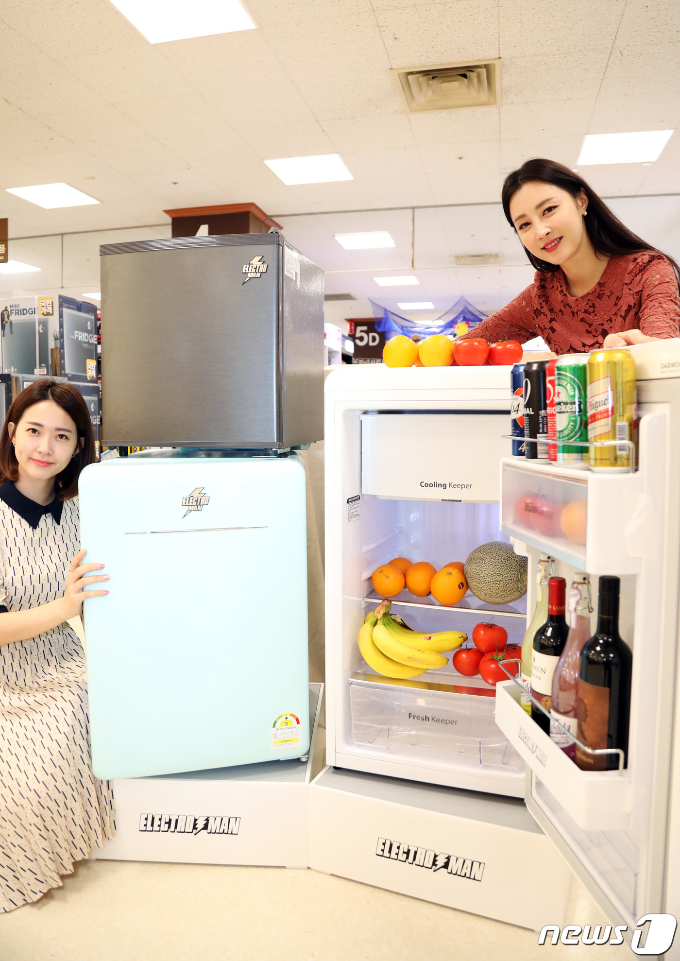 (서울=뉴스1) = 29일 오전 이마트 성수점에서 모델들이 원룸에 어울리는 소형 냉장고 '일렉트로맨 냉장고' 3종을 소개하고 있다.이마트는 대우전자와 손잡고 ‘일렉트로맨 냉장고’ …