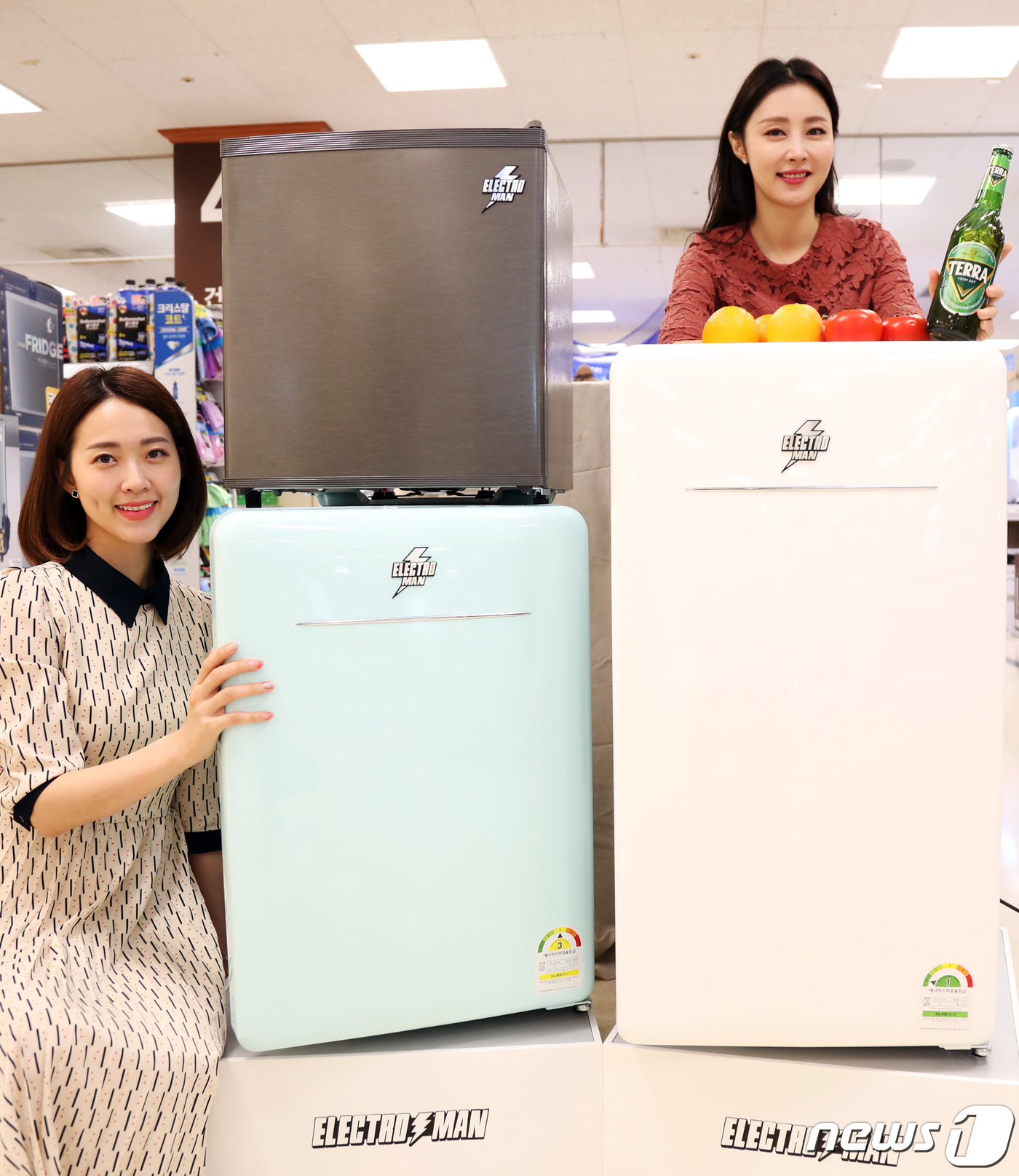 (서울=뉴스1) = 29일 오전 이마트 성수점에서 모델들이 원룸에 어울리는 소형 냉장고 '일렉트로맨 냉장고' 3종을 소개하고 있다.이마트는 대우전자와 손잡고 ‘일렉트로맨 냉장고’ …