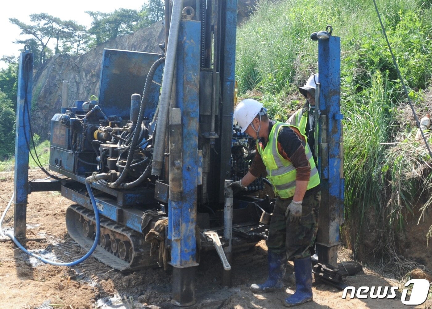 본문 이미지 - 29일 전북 완주군 비봉면 보은폐기물매립장에 매립된 폐기물의 성분 조사를 위해 연구용역을 맡은 전북녹색환경지원센터가 시추작업을 하고 있다. 지역 주민들은 침출수 유출로 악취와 하천오염의 피해를 호소하고 있으나 (유)보은폐기물매립장의 부도로 관리가 되지 않고 있다2019.05.29/뉴스1 ⓒ News1 박슬용 기자