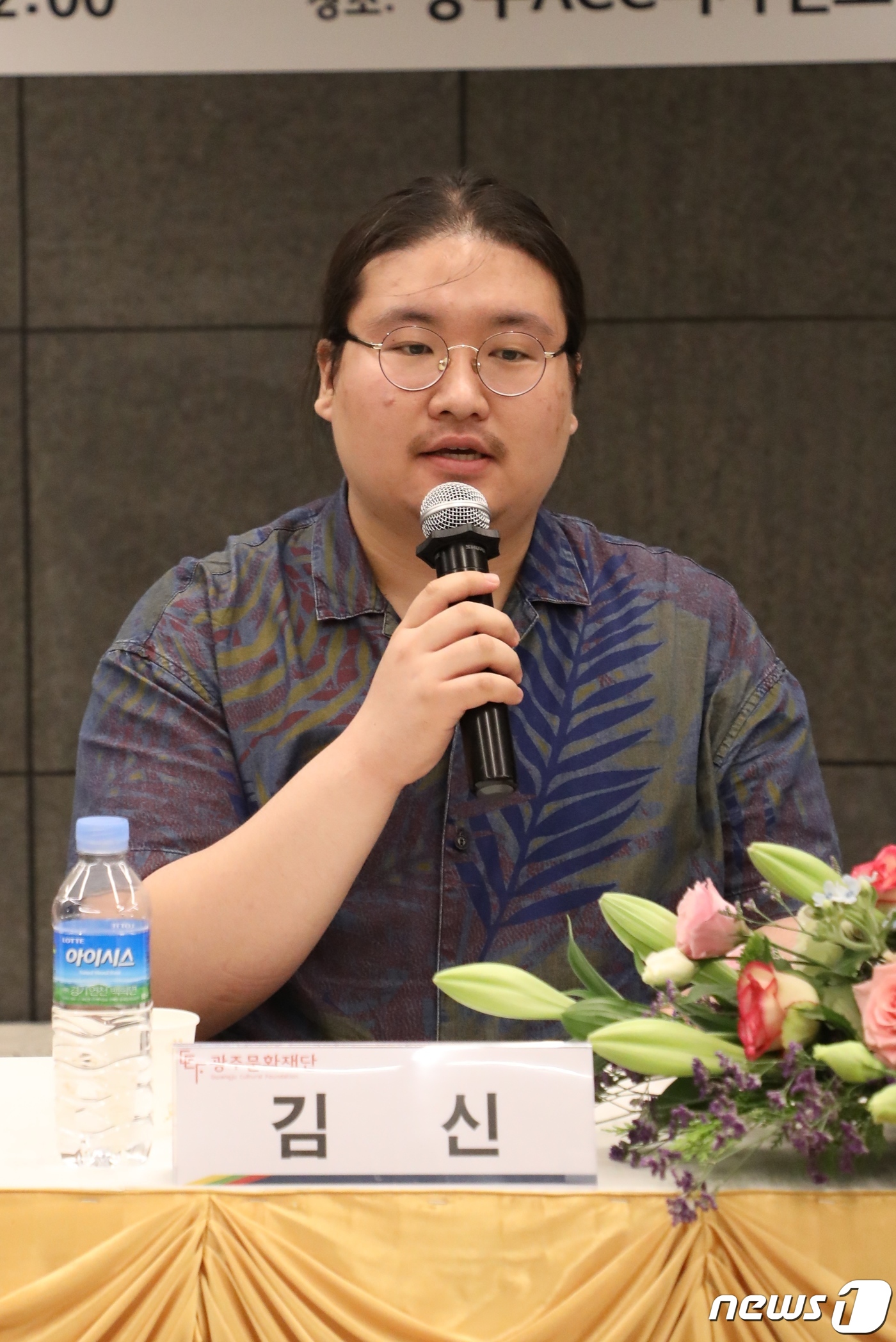 (광주=뉴스1) 허단비 기자 = 29일 오후 광주 동구 금남로 ACC디자인호텔에서 열린 '임을 위한 행진곡' 창작관현악 공모선정곡 초연회 기자간담회에서 김신 작곡가가 자신의 창작관 …