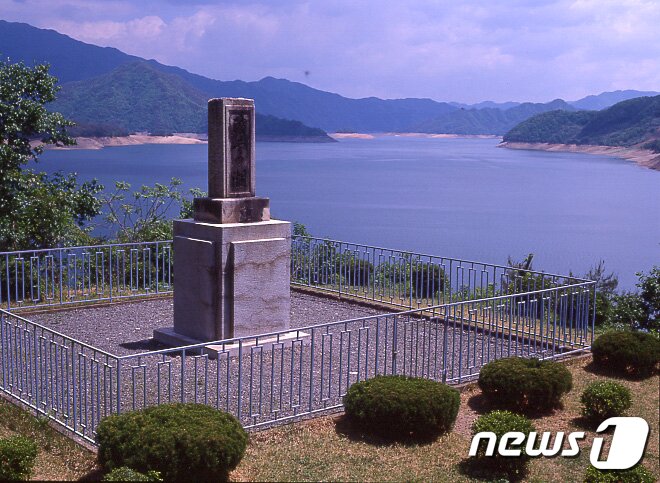 본문 이미지 - 강원 화천군 간동면 구만리에 세워져 있는 파로호 기념비 ⓒ News1 홍성우 기자