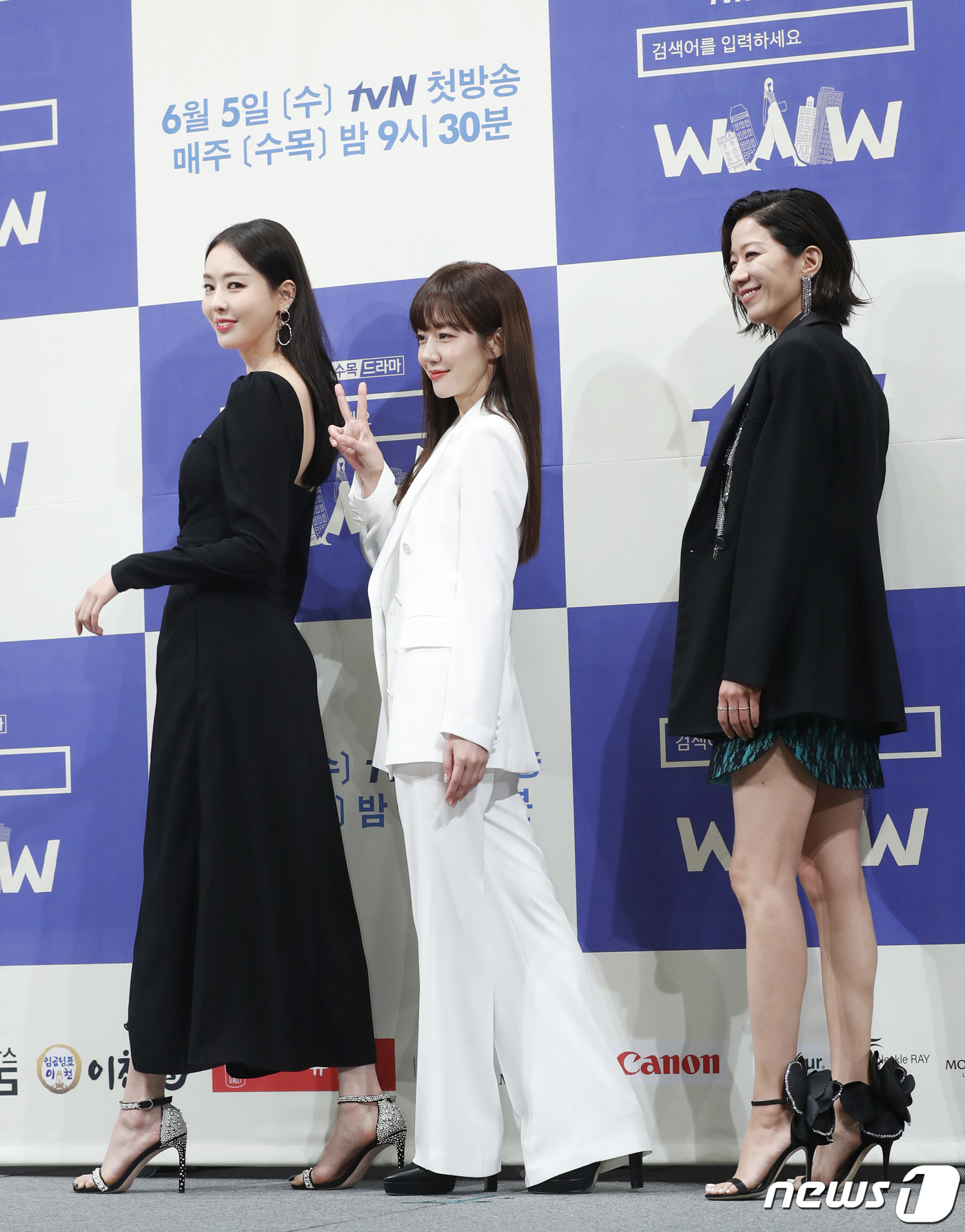 (서울=뉴스1) 권현진 기자 = 배우 이다희(왼쪽부터), 임수정, 전혜진이 29일 서울시 강남구 임피리얼 팰리스 서울에서 열린 tvN 새 수목드라마 ‘검색어를 입력하세요 : WWW …