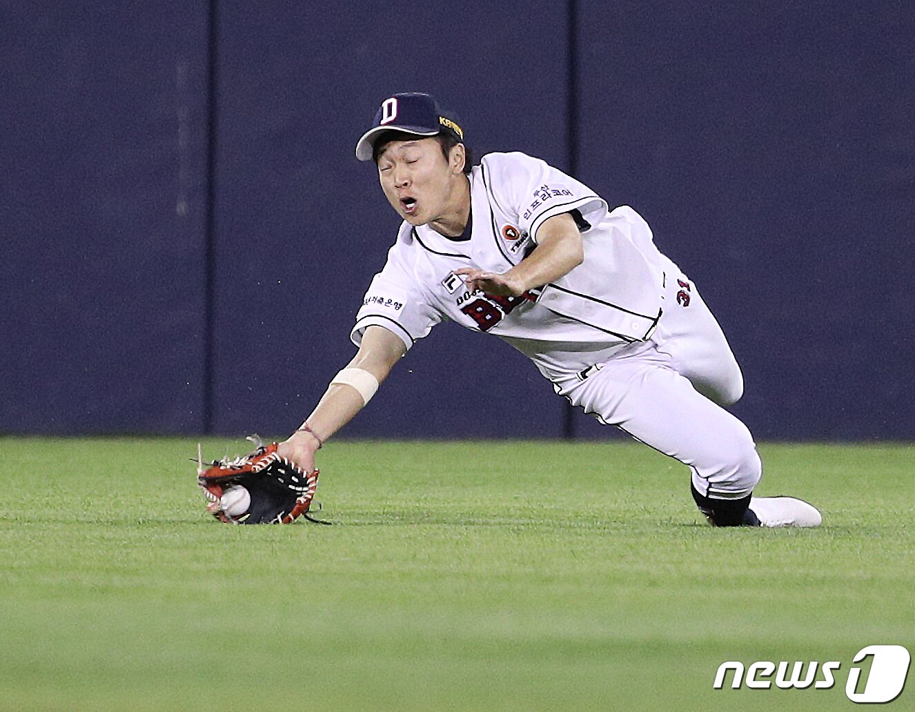 본문 이미지 - 29일 서울 잠실구장에서 열린 '2019 신한은행 MY CAR KBO 리그' 두산 베어스와 삼성 라이온즈의 경기 9회초 삼성 공격 무사 2, 3루 상황. 두산 정수빈이 삼성 이학주의 안타성 타구를 낚아챘다. 2019.5.29/뉴스1 ⓒ News1 신웅수 기자