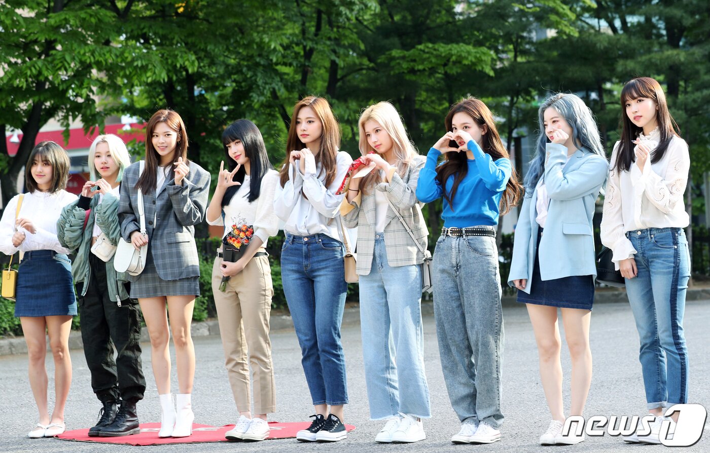본문 이미지 - 트와이스(TWICE)가 3일 오전 서울 여의도 KBS에서 열린 KBS2 '뮤직뱅크'(뮤뱅) 리허설에 참석해 포즈를 취하고 있다. 왼쪽부터 지효, 채영, 정연, 모모, 쯔위, 사나, 다현, 나연, 미나. 2019.5.3/뉴스1 ⓒ News1 권현진 기자
