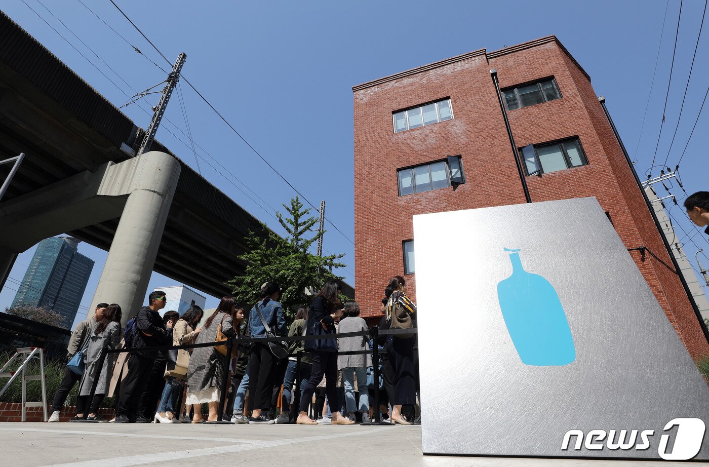 본문 이미지 - 서울 성동구에 개점한 블루보틀(Blue Bottle) 1호점 /뉴스1 ⓒ News1 이재명 기자
