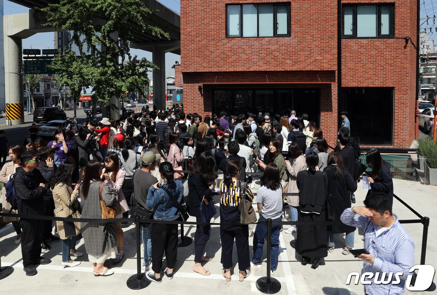 본문 이미지 - 지난 2019년 서울 성동구에 개점한 블루보틀(Blue Bottle) 1호점을 찾은 시민들이 줄을 서 있다. ⓒ News1 이재명 기자