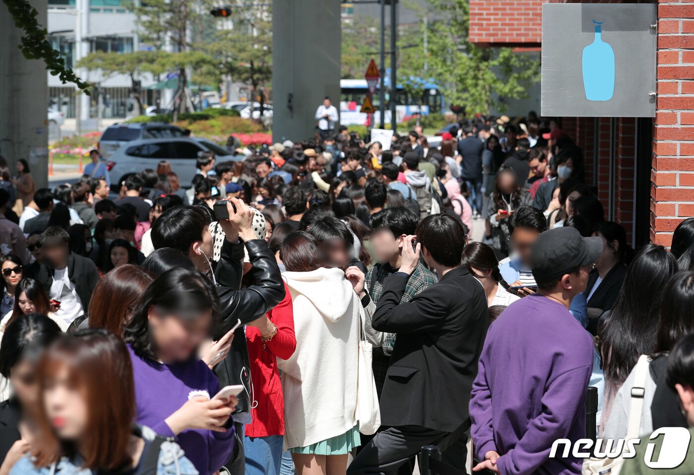 본문 이미지 - 3일 오전 서울 성동구에 개점한 블루보틀(Blue Bottle) 1호점을 찾은 시민들이 줄을 서 있다. 성수점에서는 앞으로 엄선한 블렌드와 싱글 오리진 드립 커피·아이스 커피·에스프레소 음료 등 커피 메뉴를 판매한다. 또 국내 파티시에 '메종엠모'(Maison MO)와 협업해 만든 국내 한정 페이스트리 메뉴를 제공한다. 2019.5.3/뉴스1 ⓒ News1 이재명 기자