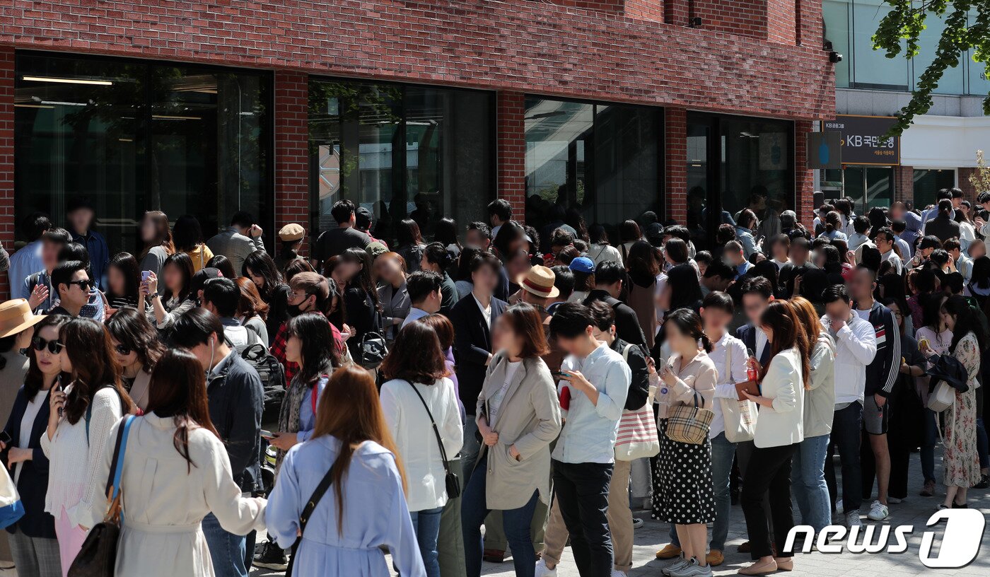 본문 이미지 - 3일 오전 서울 성동구에 개점한 블루보틀(Blue Bottle) 1호점을 찾은 시민들이 줄을 서 있다. 성수점에서는 앞으로 엄선한 블렌드와 싱글 오리진 드립 커피·아이스 커피·에스프레소 음료 등 커피 메뉴를 판매한다. 또 국내 파티시에 '메종엠모'(Maison MO)와 협업해 만든 국내 한정 페이스트리 메뉴를 제공한다. 2019.5.3/뉴스1 ⓒ News1 이재명 기자