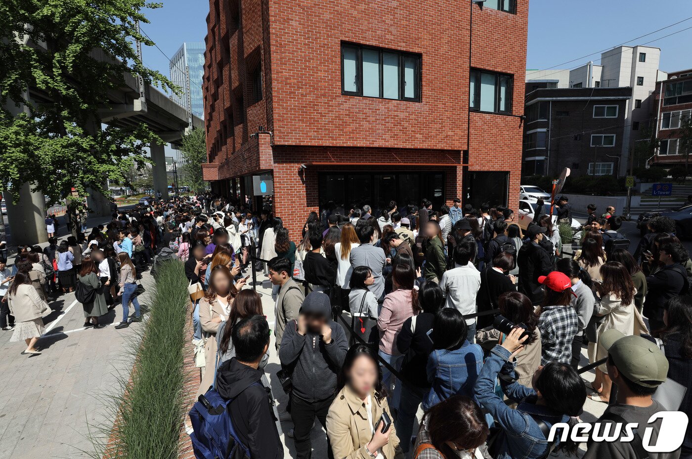 본문 이미지 - 3일 오전 서울 성동구에 개점한 블루보틀(Blue Bottle) 1호점을 찾은 시민들이 줄을 서 있다. 성수점에서는 앞으로 엄선한 블렌드와 싱글 오리진 드립 커피·아이스 커피·에스프레소 음료 등 커피 메뉴를 판매한다. 또 국내 파티시에 '메종엠모'(Maison MO)와 협업해 만든 국내 한정 페이스트리 메뉴를 제공한다. 2019.5.3/뉴스1 ⓒ News1 이재명 기자