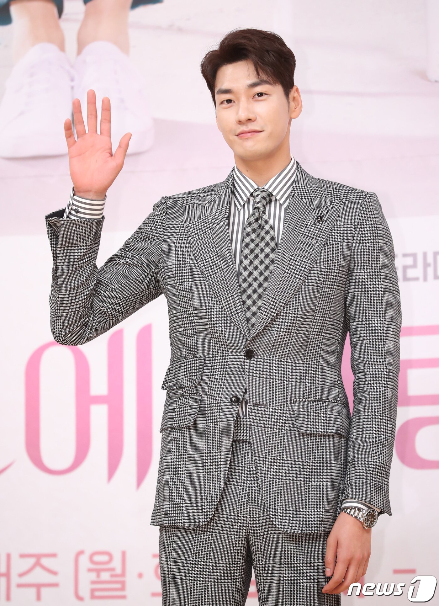 본문 이미지 - 배우 김경광이 3일 오전 서울 목동SBS에서 열린 새 월화드라마 ‘초면에 사랑합니다’(연출 이광영/ 극본 김아정) 제작발표회에 참석해 포즈를 취하고 있다. ‘초면에 사랑합니다’는 보스 도민익(김영광 분)과 이중생활 비서 정갈희(진기주 분)의 아슬아슬하고 새콤달콤한 로맨틱 코미디 드라마다. 2019.5.3/뉴스1 ⓒ News1 권현진 기자