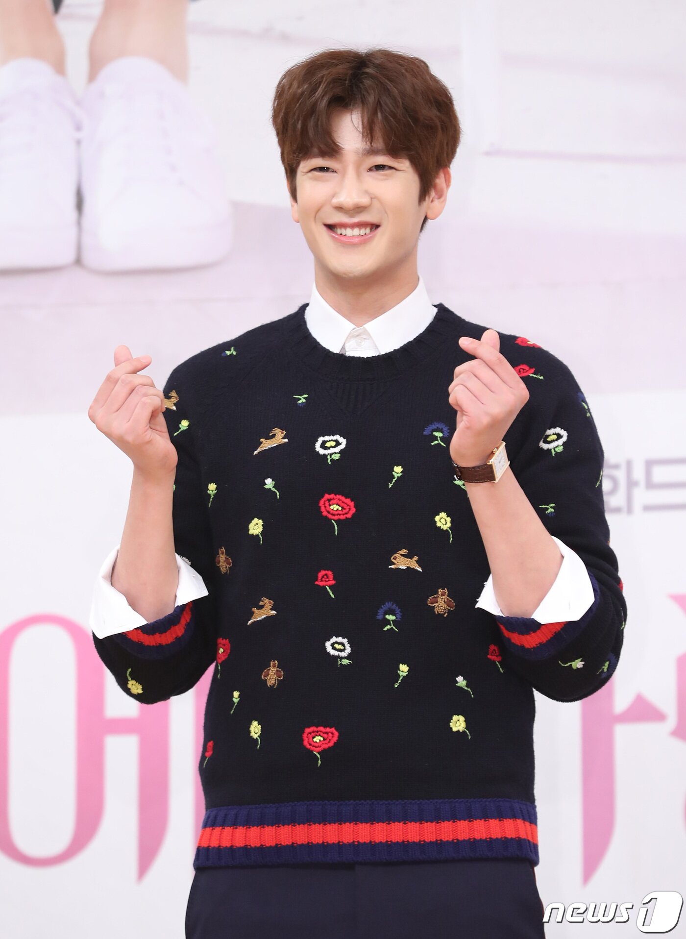 본문 이미지 - 배우 구자경이 3일 오전 서울 목동SBS에서 열린 새 월화드라마 ‘초면에 사랑합니다’(연출 이광영/ 극본 김아정) 제작발표회에 참석해 포즈를 취하고 있다. ‘초면에 사랑합니다’는 보스 도민익(김영광 분)과 이중생활 비서 정갈희(진기주 분)의 아슬아슬하고 새콤달콤한 로맨틱 코미디 드라마다. 2019.5.3/뉴스1 ⓒ News1 권현진 기자