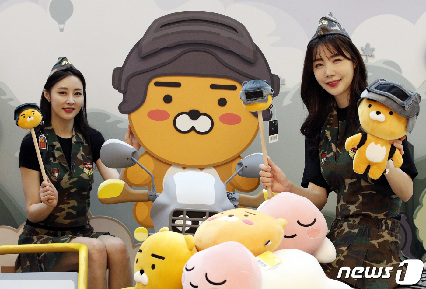 (서울=뉴스1) 안은나 기자 = 3일 서울 서초구 신세계백화점 강남점 파미에스테이션에서 모델들이 카카오 프렌즈 X 배틀그라운드 단독 팝업 스토어 개장을 알리고 있다. 엑소, 홍진영 …