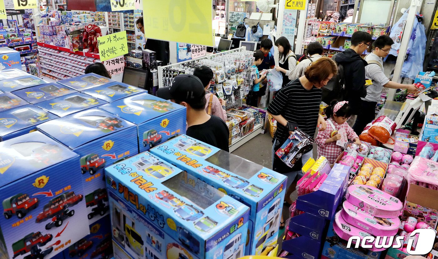 본문 이미지 - 지난해  5월3일 오후  서울 종로구 창신동 완구거리 내 상점을 찾은 시민들이 다양한 장난감을 고르고 있는 모습. /뉴스1 ⓒ News1 박정호 기자