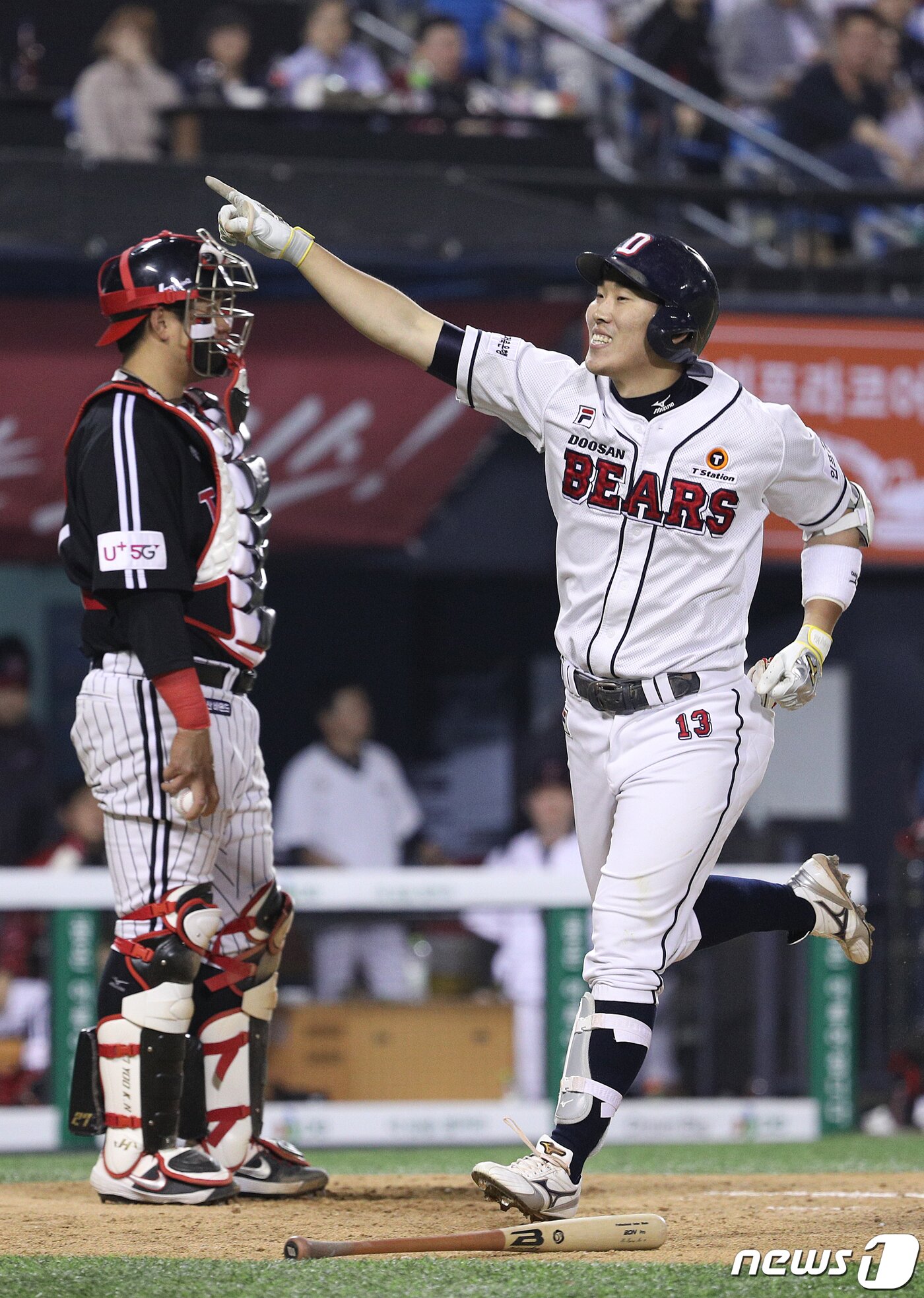 본문 이미지 - 3일 오후 서울 송파구 잠실야구장에서 열린 프로야구 '2019 신한은행 MY CAR KBO 리그' 두산 베어스와 LG 트윈스의 경기 4회말 두산 공격 1사 1, 2루 상황에서 두산 허경민이 홈런을 친 후 베이스를 돌고 있다. 2019.5.3/뉴스1 ⓒ News1 신웅수 기자