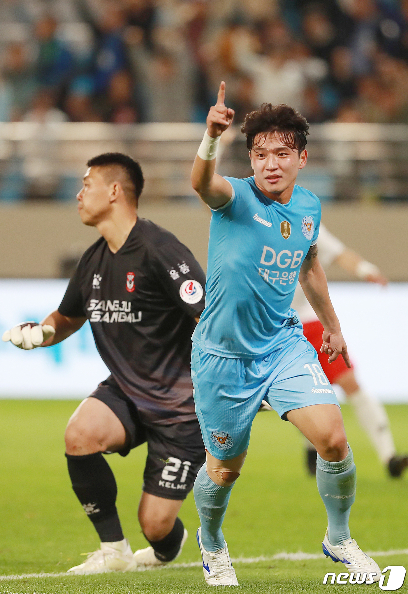 (대구=뉴스1) 공정식 기자 = 3일 오후 대구 북구 고성동 DGB대구은행파크에서 열린 ‘하나원큐 K리그1 2019’ 대구FC와 상주상무의 경기에서 대구FC 정승원이 후반 선제골을 …