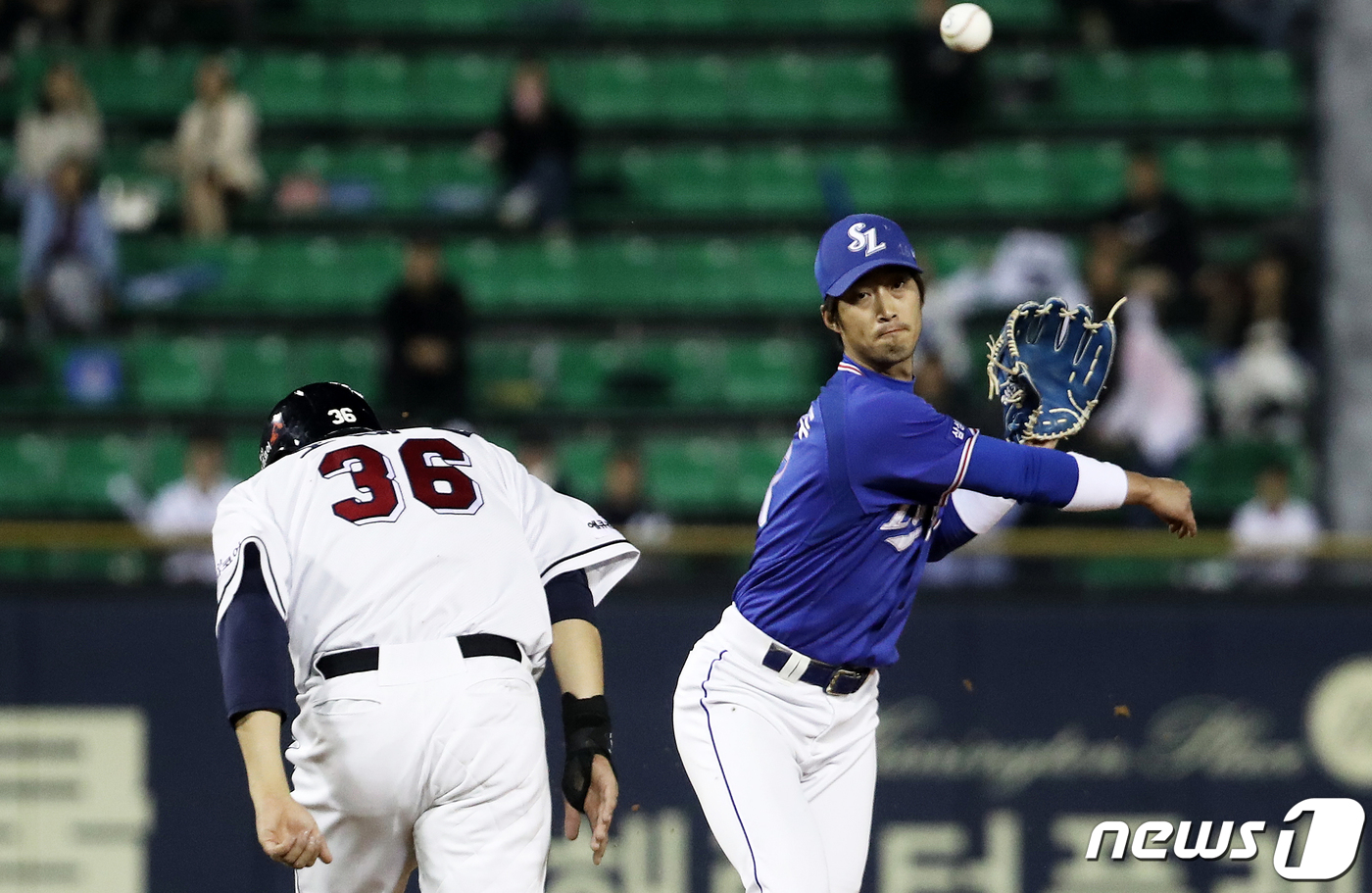 (서울=뉴스1) 오대일 기자 = 30일 오후 서울 송파구 잠실야구장에서 열린 프로야구 '2019 신한은행 MY CAR KBO 리그' 삼성 라이온즈와 두산 베어스의 경기 5회말 두산 …