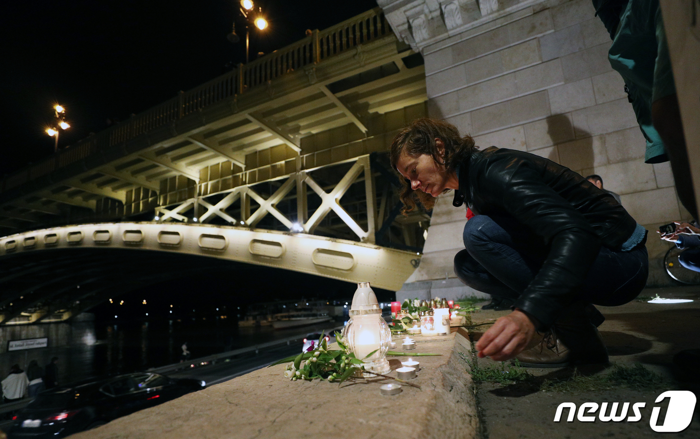 (부다페스트(헝가리)=뉴스1) 구윤성 기자 = 헝가리 부다페스트 다뉴브강 유람선 침몰사고가 일어난지 이틀째인 30일 오후(현지시각) 다뉴브강변에 추모발길이 이어지고 있다. 2019 …