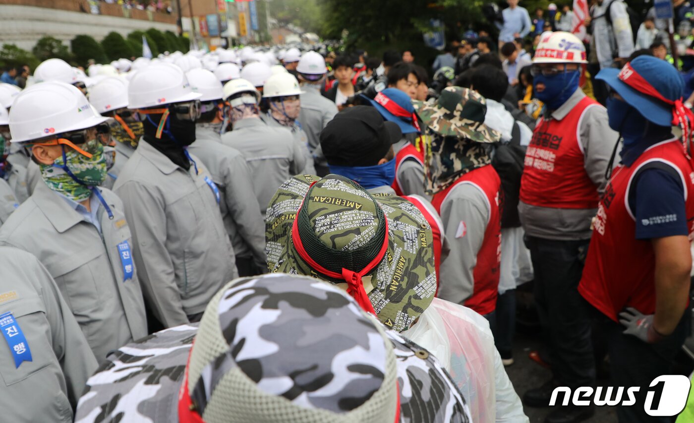 본문 이미지 - 31일 오전 현대중공업 회사 주총 준비요원 등 500여 명이 주주총회가 열리는 울산 한마음회관에서 노조원들과 대치하고 있다. 2019.5.31/뉴스1 ⓒ News1 조민주 기자