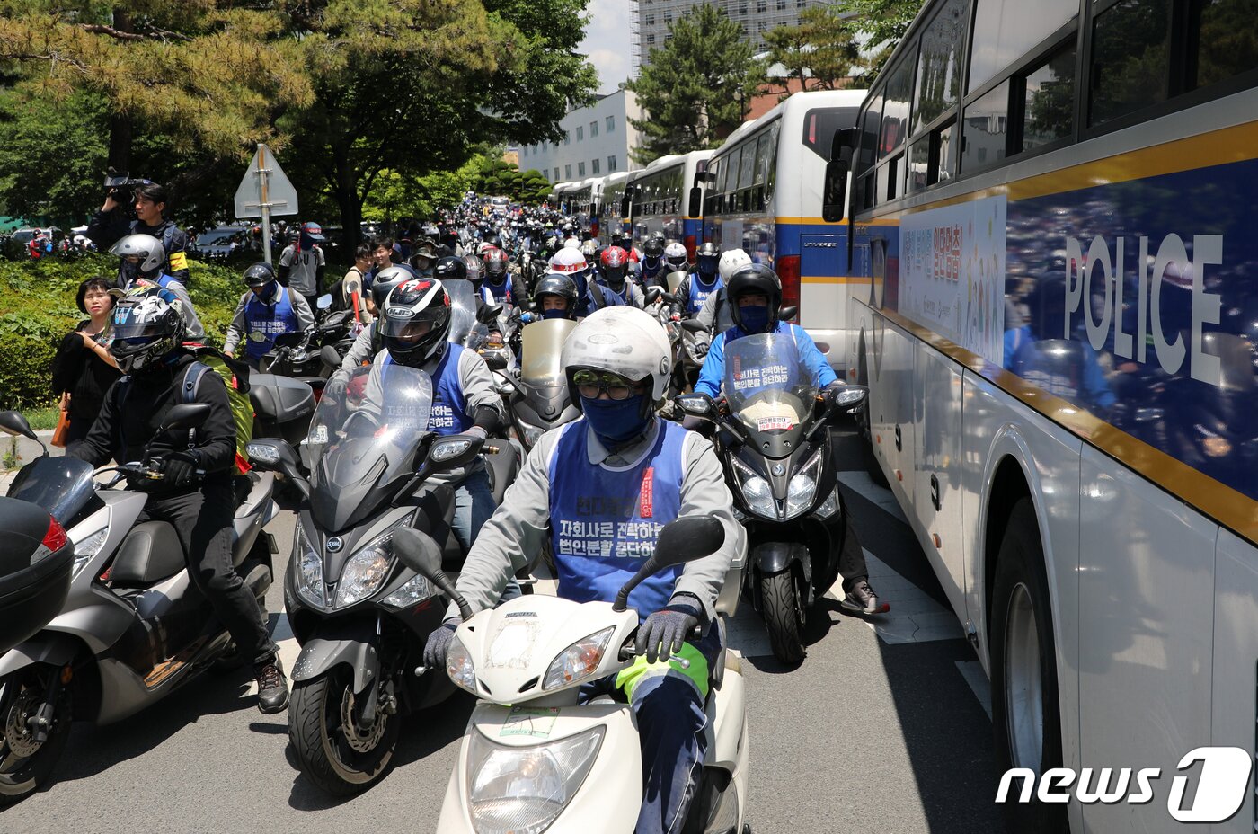 본문 이미지 - 31일 울산대학교에서 열린 현대중공업 임시 주주총회에서 법인분할이 결정된 이후 현대중공업 노조 조합원들이 회의장을 빠져나오고 있다. 2019.5.31/뉴스1 ⓒ News1 조민주 기자