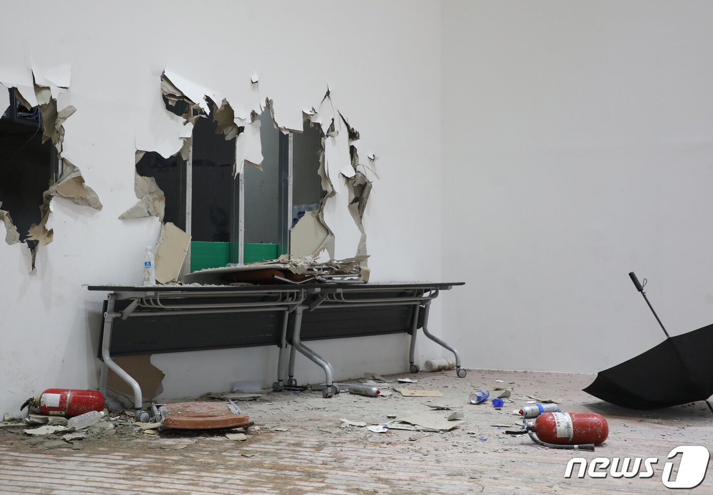 본문 이미지 - 31일 현대중공업 임시 주주총회가 열린 울산대학교 체육관의 단상 옆 벽면이 부서져 있다. 2019.5.31/뉴스1 ⓒ News1 조민주 기자