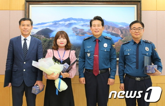 강인철 전북경찰청장이 31일, 47년 만에 가족을 찾아준 유공자들에게 표창을 하고 있다.© 뉴스1