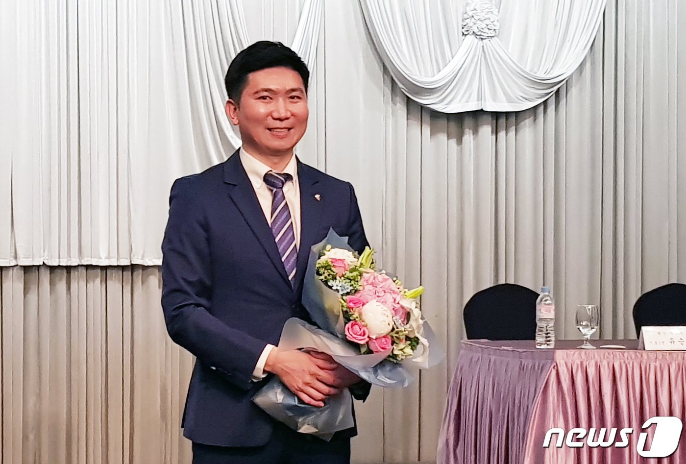 본문 이미지 - 유승민 신임 대한탁구협회장&#40;IOC 선수위원&#41;이 31일 오후 서울 송파구 올림픽파크텔 올림피아홀에서 열린 제24대 대한탁구협회장 보궐선거에서 꽃다발을 들고 기념촬영을 하고 있다. 2019.5.31/뉴스1 ⓒ News1 임성일 기자