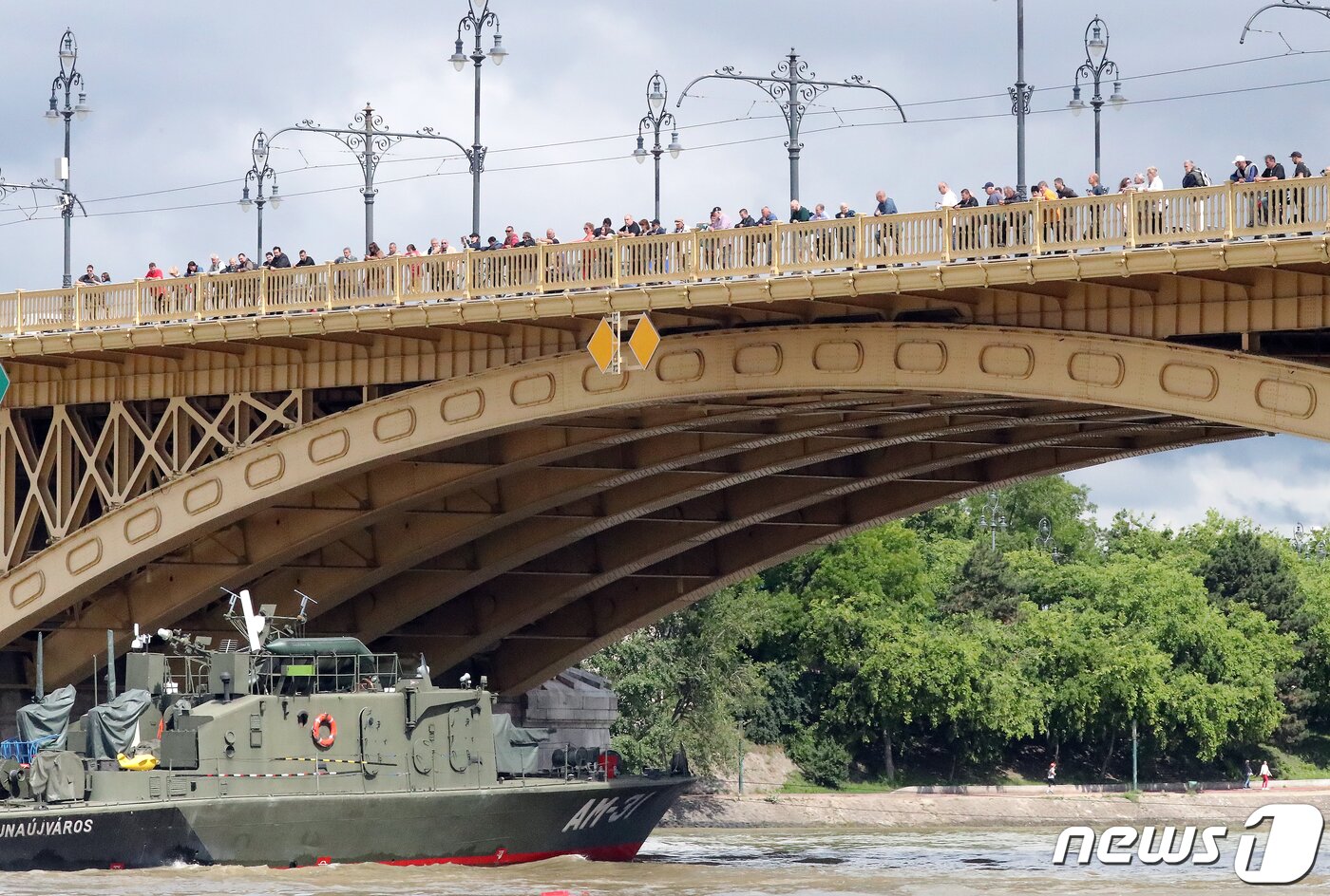 본문 이미지 - 한국인 관광객들이 탑승한 유람선 '허블레아니' 침몰 사흘째인 31일 오후(현지시각) 헝가리 부다페스트 다뉴브강 머르기트 다리에서 관광객들이 수색작업을 지켜보고 있다. 2019.5.31/뉴스1 ⓒ News1 구윤성 기자