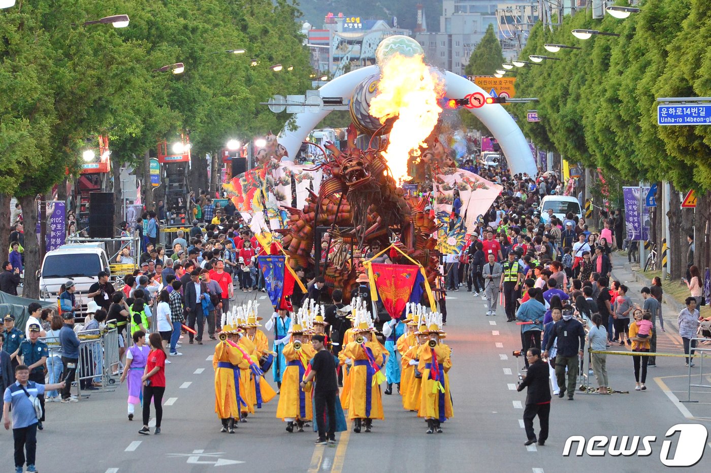 본문 이미지 - 31일 오후 2019포항국제불빛축제를 알리는 거리퍼레이드가 남구 송도동 포항운하길에서 시작되고 있다. 2019.5.31/뉴스1 ⓒ News1 최창호 기자