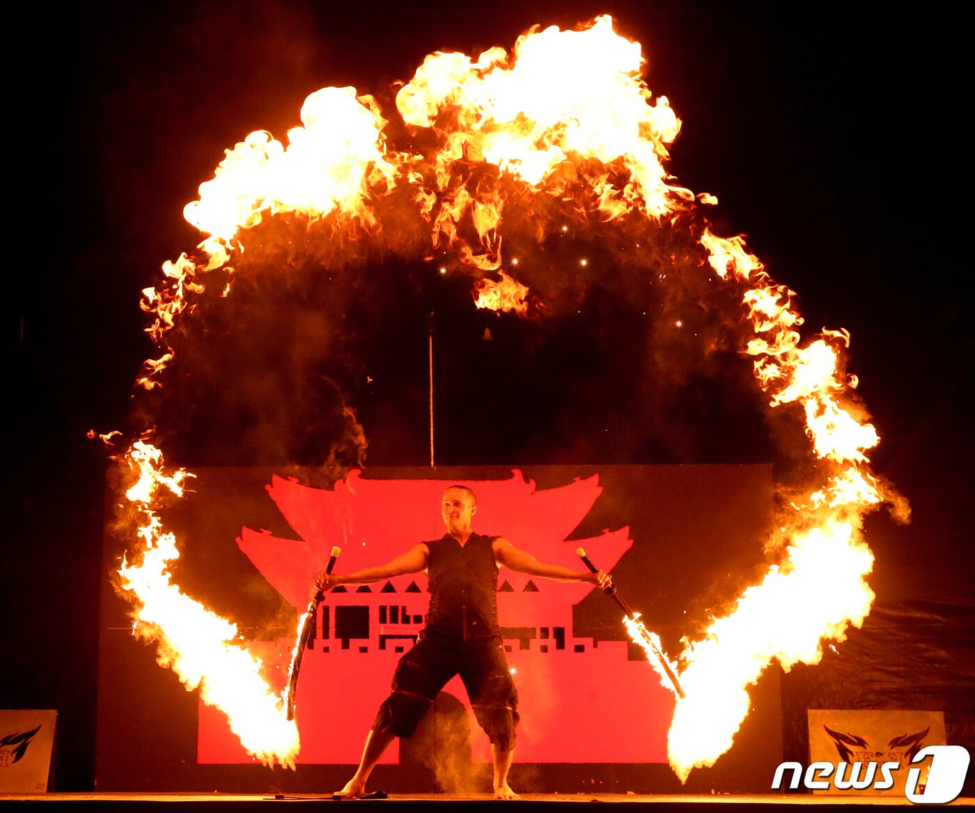 본문 이미지 - 31일 오후 강원 춘천시 송암스포츠타운 일원에서 열린 마임축제 불의도시 '도깨비난장' 버닝콘서트에서 파이어 아티스트들이 화려한 공연을 펼치고 있다. 2019.5.31/뉴스1 ⓒ News1 김경석 기자