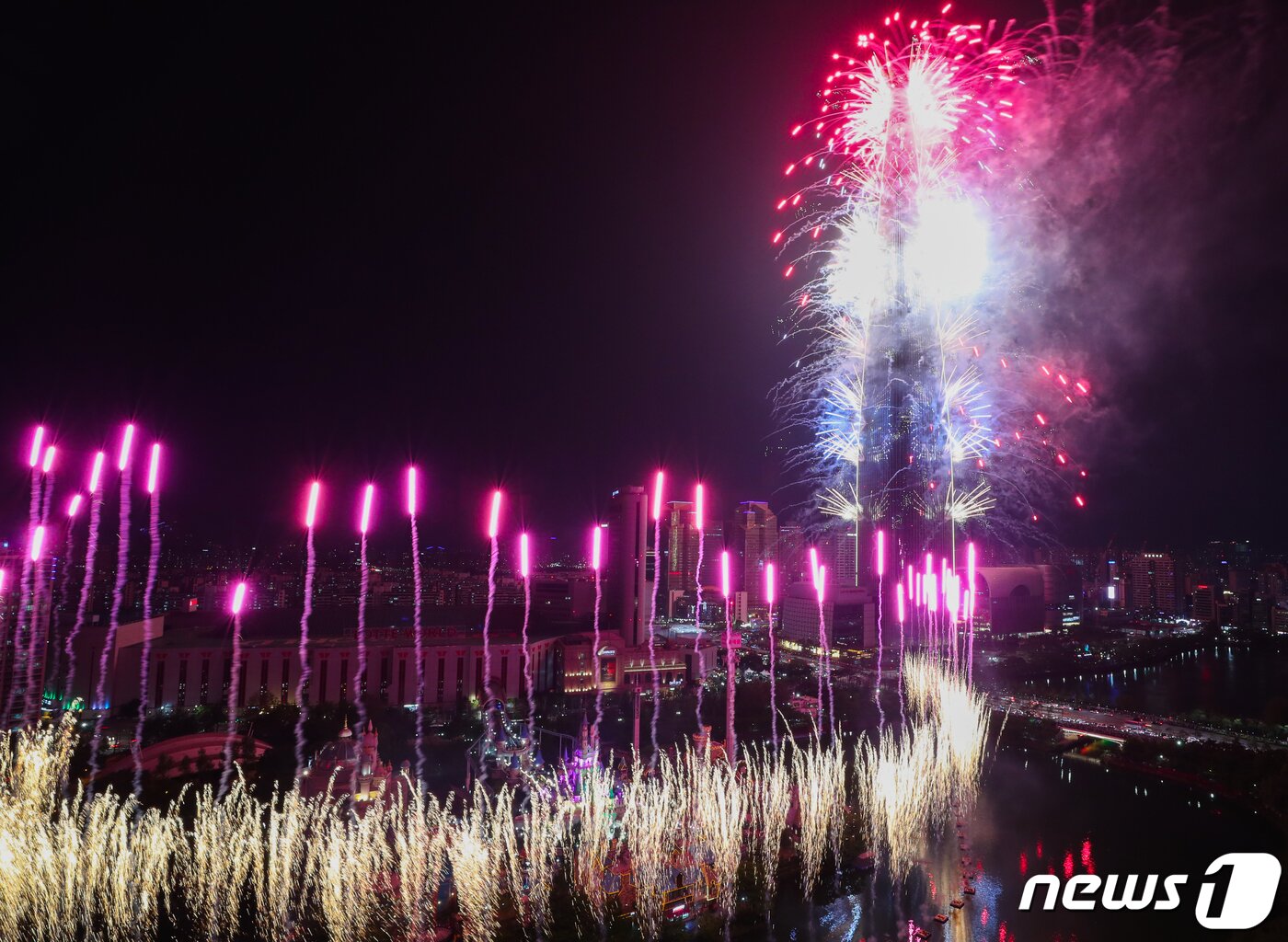 본문 이미지 - 4일 서울 잠실 롯데월드타워와 석촌호수 일대에서 한반도 평화를 기원하는 '동행, GO. Together!'를 주제로 불꽃놀이가 펼쳐지고 있다. 2019.5.4/뉴스1 ⓒ News1 허경 기자