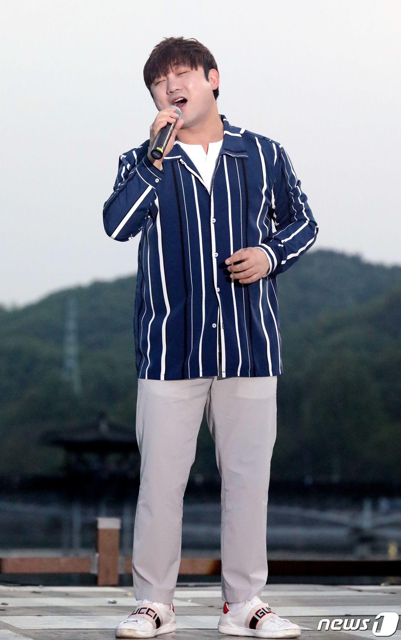 (안동=뉴스1) 피재윤 기자 = 히든싱어 시즌 2 우승자인 '용접공 임창정' 조현민씨가 4일 오후 경북 안동댐 개목나루 특설무대에서 열린 제31회 안동예술제 개막 축하공연을 하고 …