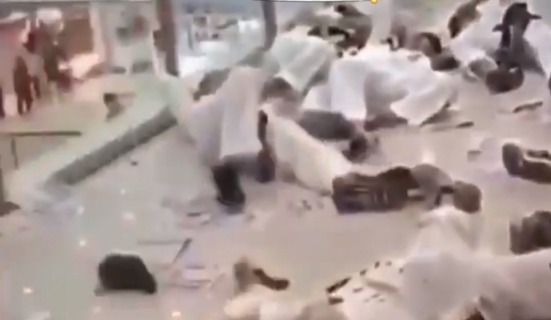 바닥에 쓰러져 있는 태권도장 관원들 - 유튜브 갈무리