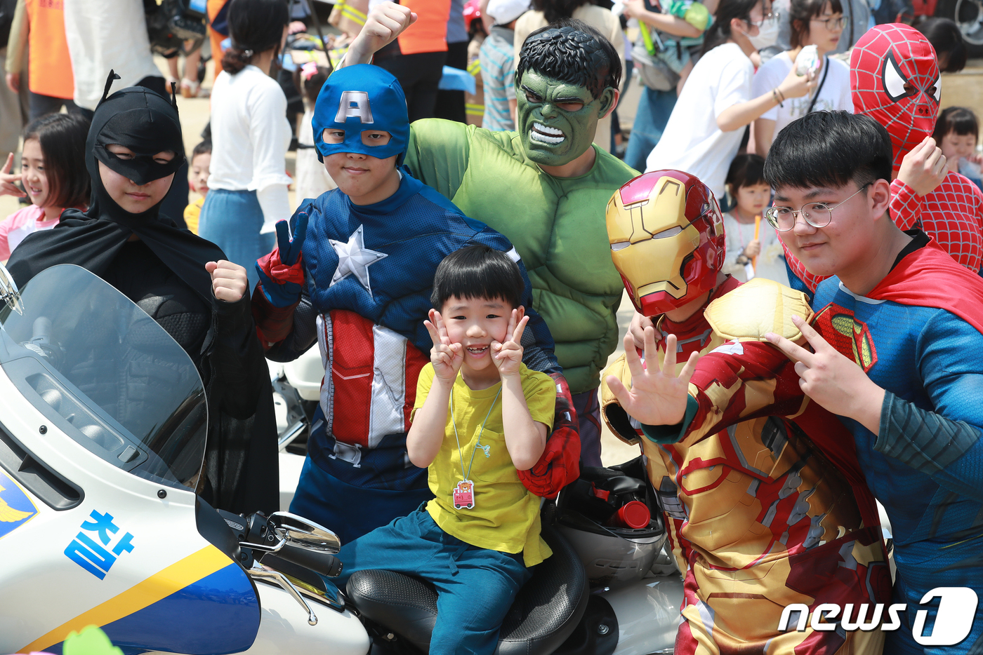 (대구=뉴스1) 공정식 기자 = 제97회 어린이날인 5일 어린이큰잔치 행사가 열린 대구 달서구 두류공원 야구장을 찾은 어린이들이 영화 속 슈퍼히어로와 함께 사진을 찍으며 즐거운 시 …