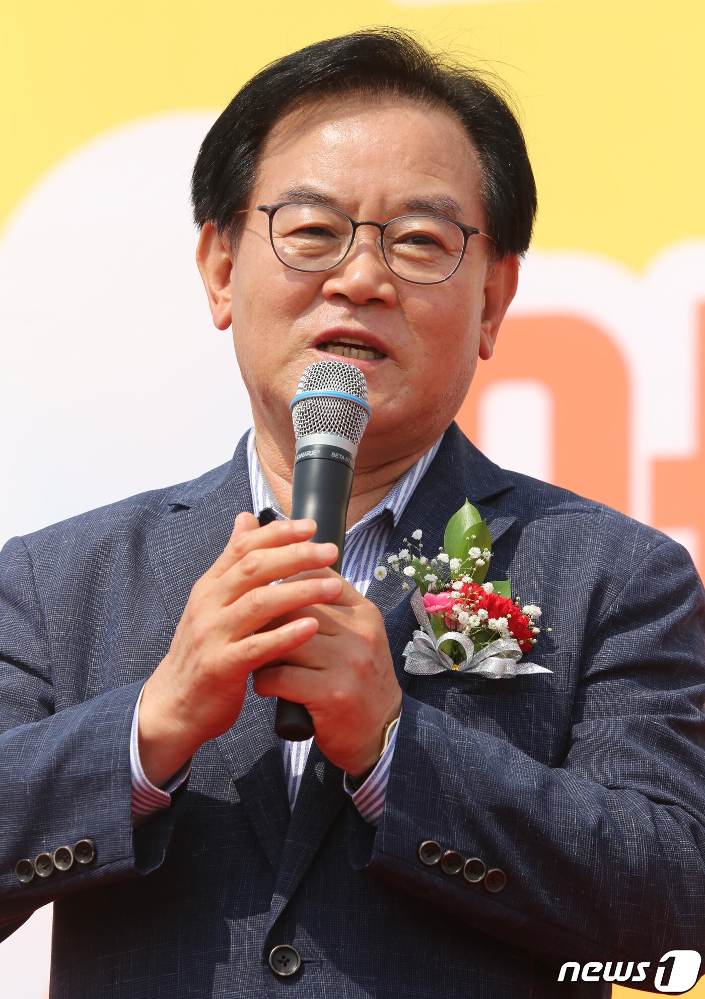 본문 이미지 - 어린이날인 5일 경북 칠곡종합운동장에서 열린 '어린이 행복큰잔치'에서 배선기 군수가 인사말을 하고 있다. '놀 줄 아는 칠곡 어린이 다 모여라'를 주제로 열린 이날 행사는 미래의 주인공인 어린이들에게 꿈과 희망을 전하고 건강하고 올바르게 성장할 수 있는 사회 분위기를 조성하기 위해 마련됐다2019.5.5./뉴스1 ⓒ News1 정우용 기자