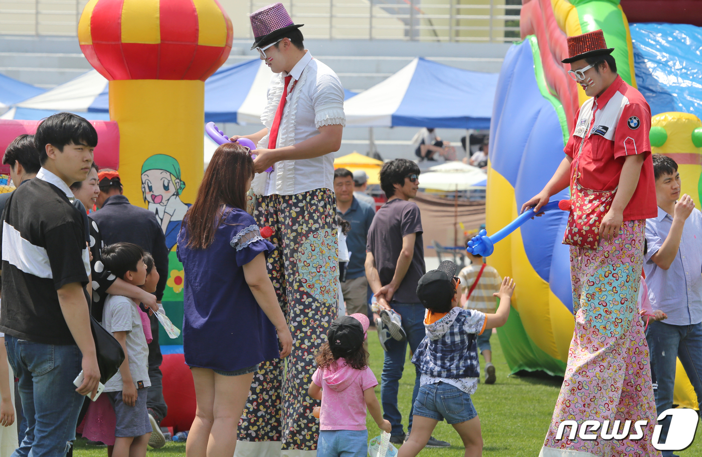 (칠곡=뉴스1) 정우용 기자 = 어린이날인 5일 경북 칠곡종합운동장에서 열린 '어린이 행복큰잔치'에서  키다리 아저씨가 만들어 주는 풍선을 받기 위해 어린이들이 긴 줄을 서 있다. …