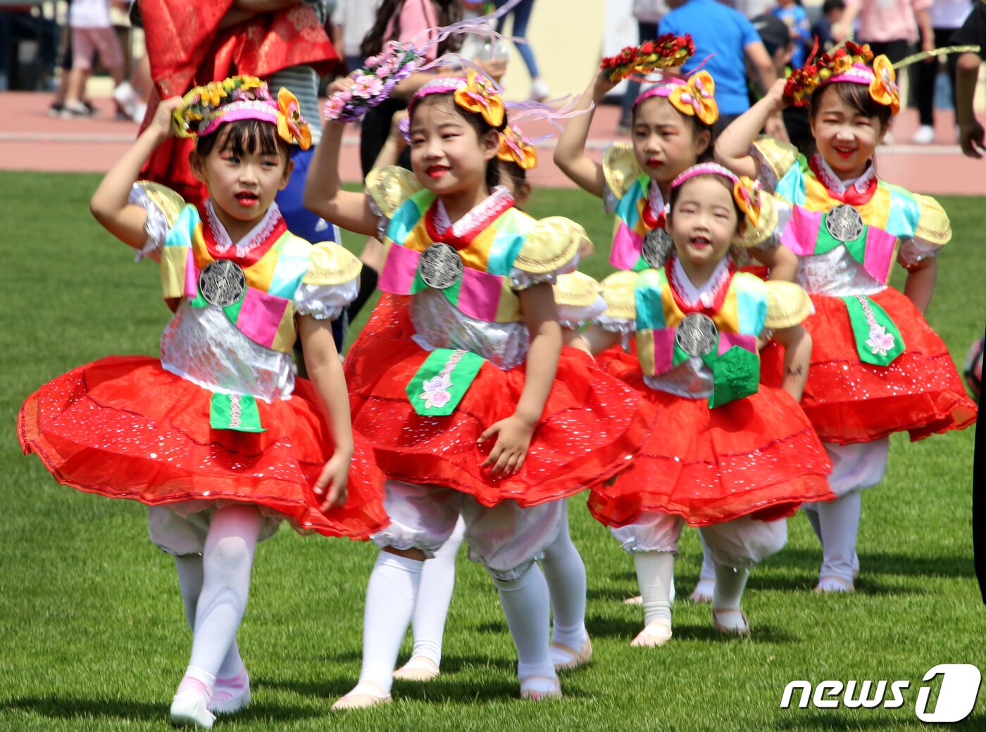 본문 이미지 - 어린이날인 5일 경북 칠곡종합운동장에서 열린 '어린이 행복큰잔치'에서 스타뮤지컬 댄스학원생들이 '어린이 춘향전'을 공연하고 있다. '놀 줄 아는 칠곡 어린이 다 모여라'를 주제로 열린 이날 행사는 미래의 주인공인 어린이들에게 꿈과 희망을 전하고 건강하고 올바르게 성장할 수 있는 사회 분위기를 조성하기 위해 마련됐다2019.5.5./뉴스1 ⓒ News1 정우용 기자