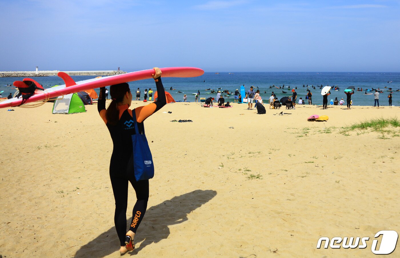 본문 이미지 - 강원도 양양군 현남면 죽도해변이 서핑을 즐기기 위해 몰려든 서퍼들로 북적이고 있다. (양양군 제공) ⓒ News1 고재교 기자