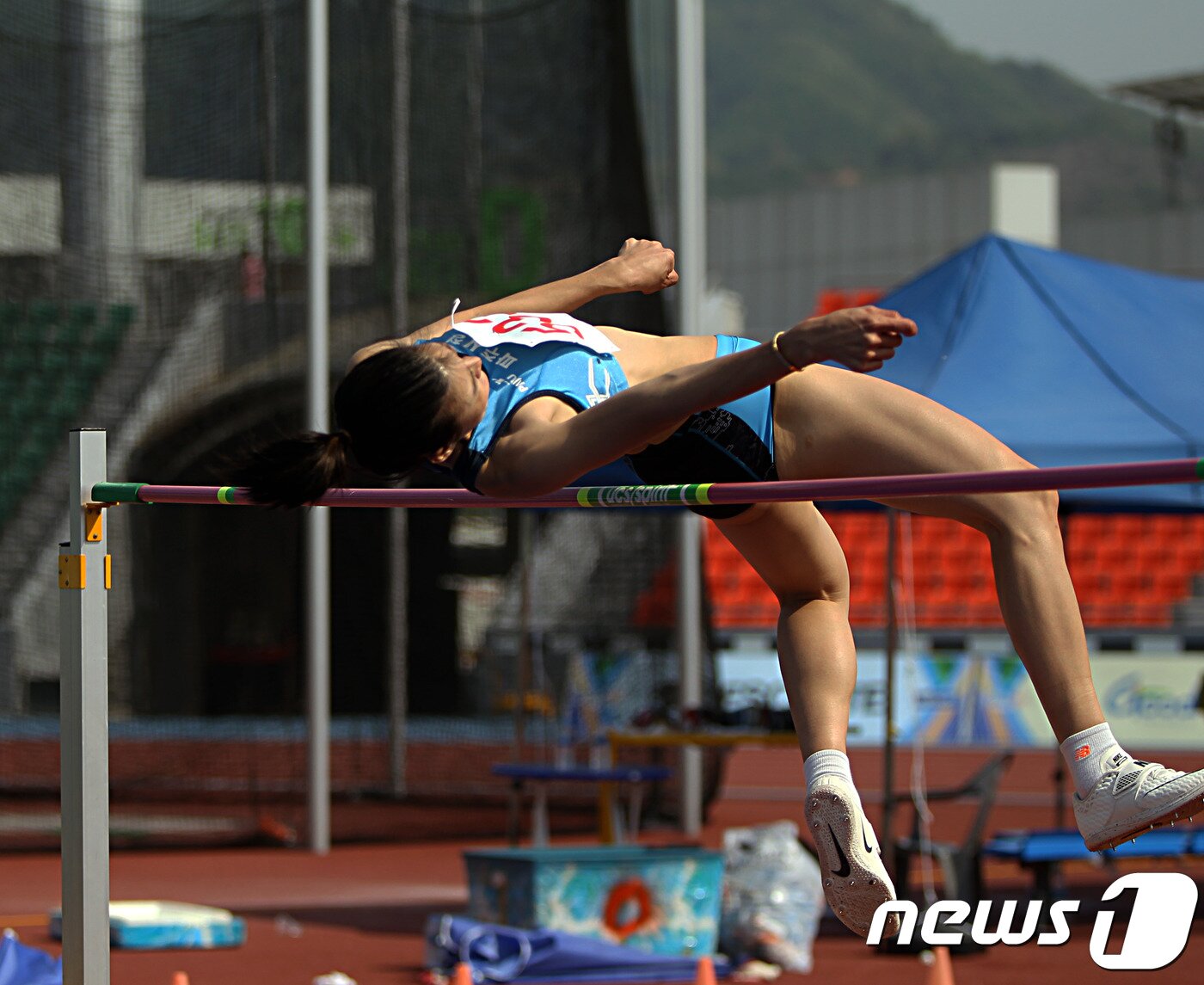 본문 이미지 - 한다례(31·파주시청)가 5일 충북 충주종합운동장 육상경기장에서 열린 제48회 전국종별육상경기선수권대회 여자 일반부 높이뛰기 결승에서 1m71을 넘으며 우승했다. (대한육상연맹 제공) ⓒ 뉴스1