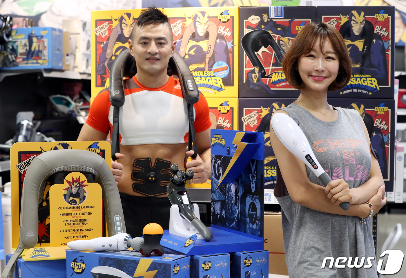 (서울=뉴스1) 이광호 기자 = 이마트가 목,어깨마사지기 등 부위별 안마기를 오는 22일 까지 할인 판매한다.6일 오전 이마트 왕십리점 일렉트로마트에서 모델들이 할인 판매하는 안마 …